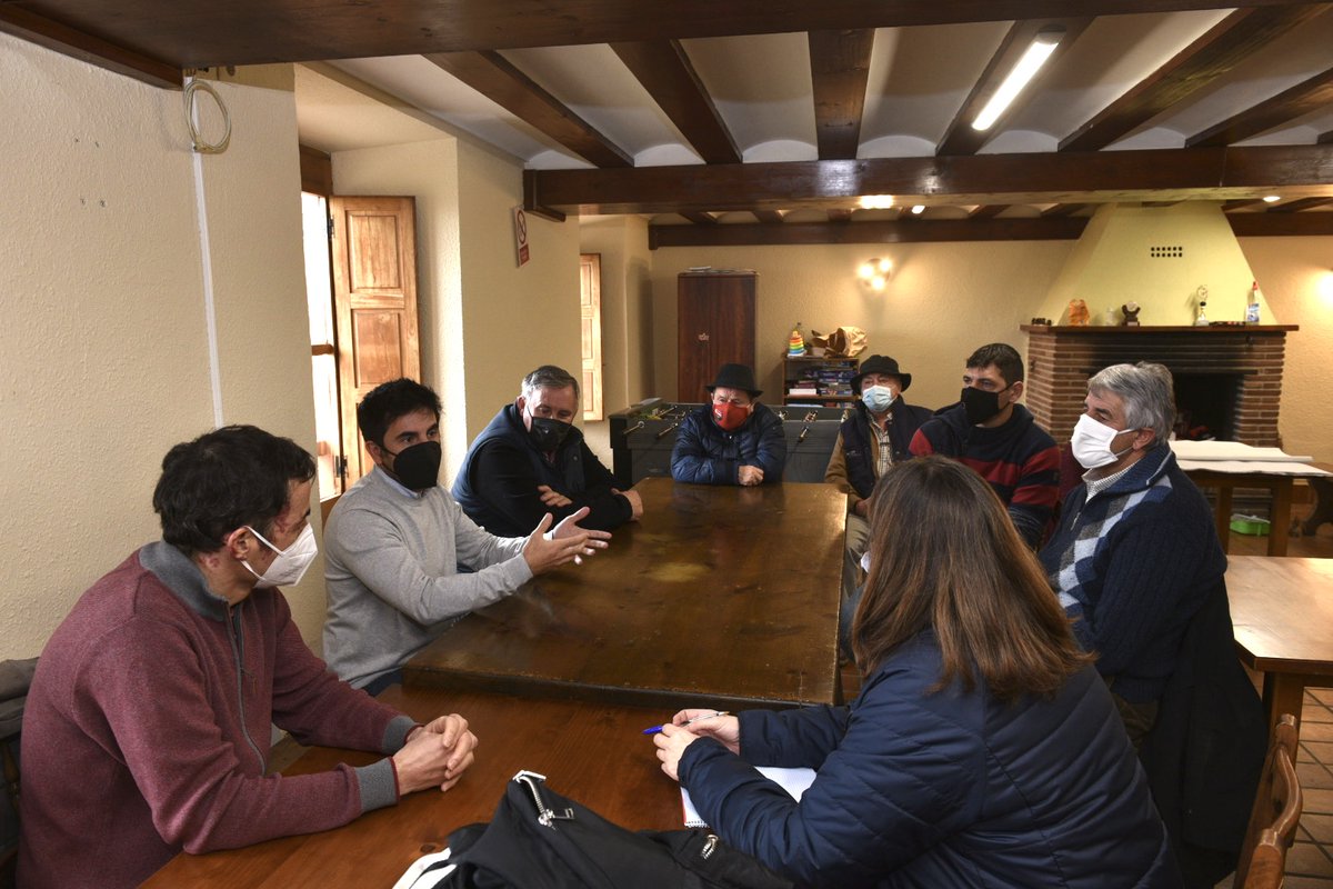 lariojaorg's tweet photo. 📍El Gobierno regional se reúne con los ayuntamientos de #Foncea y #Cellorigo para explicar la posición contraria del Ejecutivo ante la explotación minera propuesta entre La Rioja y Burgos
▶️Noticia: https://t.co/150JsNZ2Ll https://t.co/oDGizZtuLD
