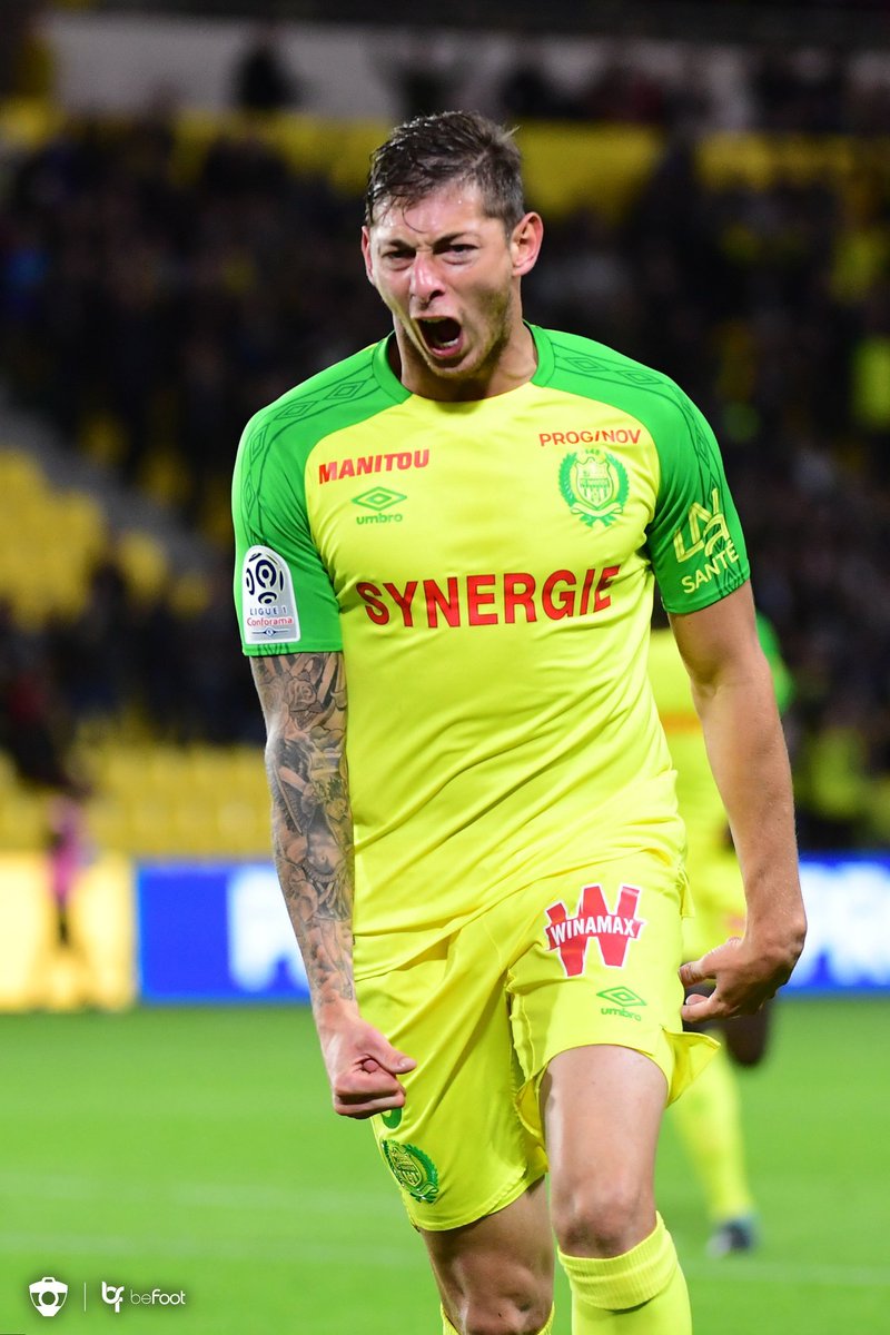 _BeFootball's tweet photo. Il y a 3 ans jour pour jour, Emiliano Sala disparaissait suite au crash de son avion, alors qu'il se rendait en Angleterre pour signer à Cardiff. 🙏🕊️

RIP Emi 🌹 https://t.co/pR5IIbgWGu