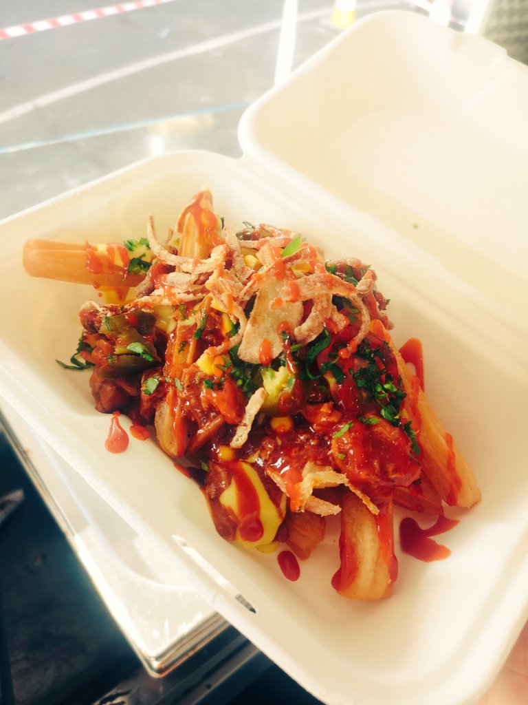 AshleyWillitt's tweet photo. Smashing out churros with BBQ pulled pork, Chipotle lime chicken and fire roasted peppers and jackfruit on the @BaxterStorey food truck at Shepperton today. All accompanied by a blinding soundtrack 😎🚚😍 #foodtruck #ElJefe #chef https://t.co/ShlVh318qx