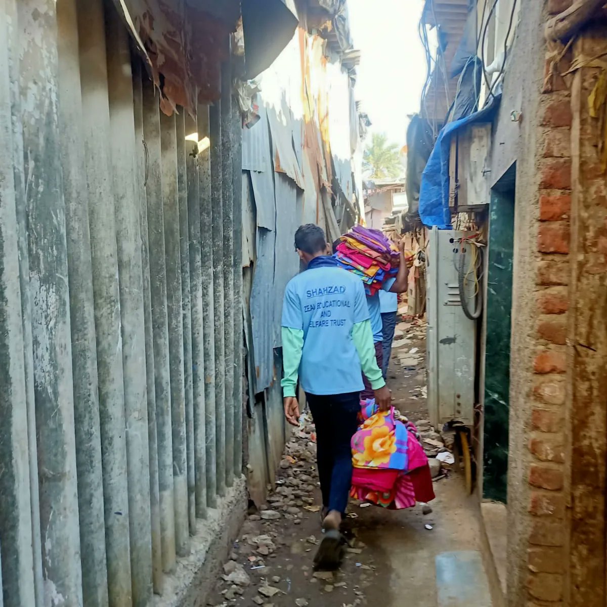 school_zeal's tweet photo. Winter is here &amp; there are people in our town who could not use warmth clothes and blankets, so Zeal Team take initiative to distribute warth blankets and dry ration to needy people at Dana Bandar near Mohammad Ali Road and Ambujwadi, Malwani, Malad West to more than 200  people. https://t.co/kHV8eiRSHd