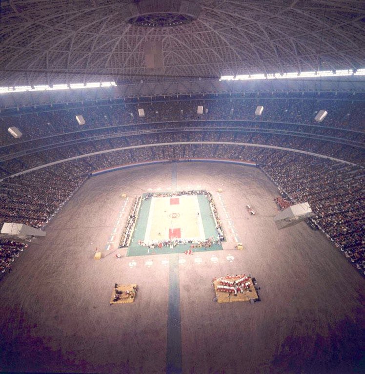 Today in 1968, the #2 ranked Houston Cougars defeated #1 ranked UCLA Bruins 71-69 at the Houston Astrodome.

It was the first NCAA regular season game broadcast nationwide in prime time &amp; paved the way for modern “March Madness” tv coverage.