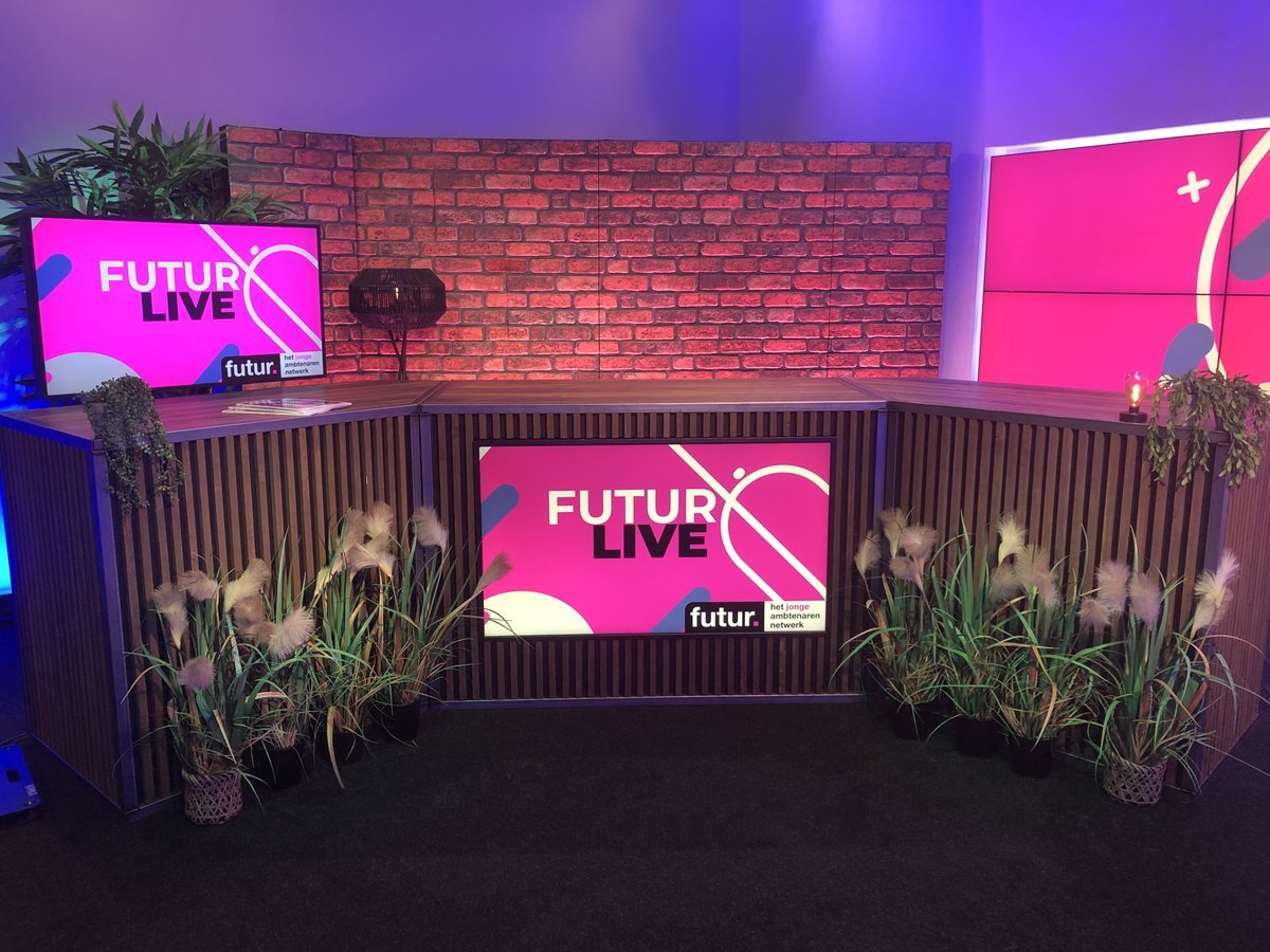 Wij zijn er klaar voor! Kijken jullie om 15:30 uur mee naar FUTUR Live!? Vandaag wordt bekend wie de Jonge Ambtenaar van het Jaar 2022 wordt... Benieuwd? Ga op tijd klaar zitten en open live.futur.nl