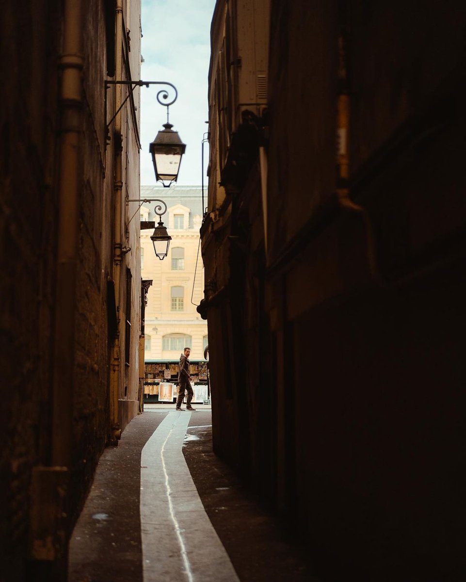 hipparisblog's tweet photo. As the weekend approaches, I look forward to morning walks, good coffee and a book. Also some Netflix. What are you watching? I need a new show!

Photo: @linasd

#weekendlove #weekendinparis #parislight #hipparis #weekendreading #weekendmovies #pariswalks https://t.co/hmIRk8bHgE