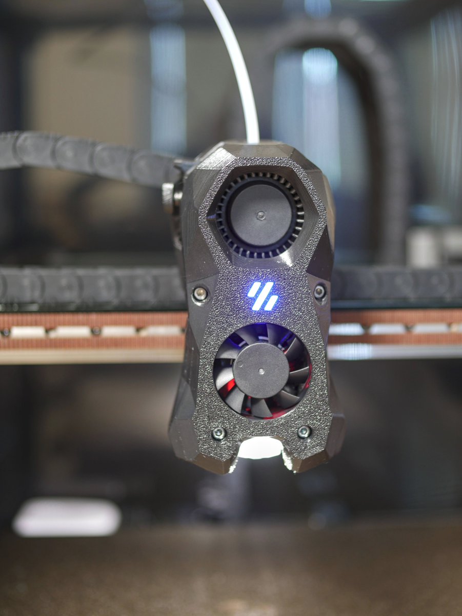 OpenWebdesign's tweet image. Nový StealthBurner. Zatím se jedná o betu. Hlava má osvětlení trysky a svítící logo, které barevně odlišuje různé stavy (homing, leveling, printing, cooling atd.) #VORON