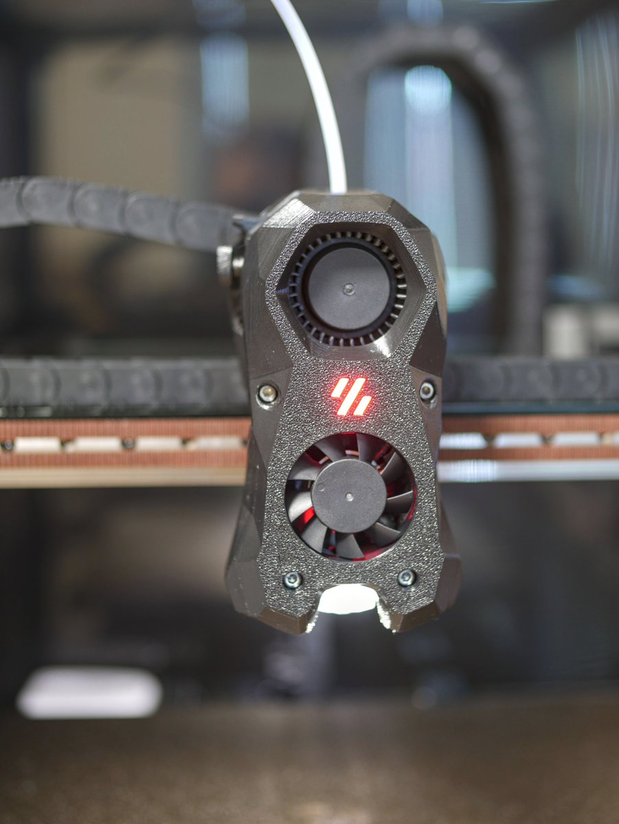 OpenWebdesign's tweet image. Nový StealthBurner. Zatím se jedná o betu. Hlava má osvětlení trysky a svítící logo, které barevně odlišuje různé stavy (homing, leveling, printing, cooling atd.) #VORON