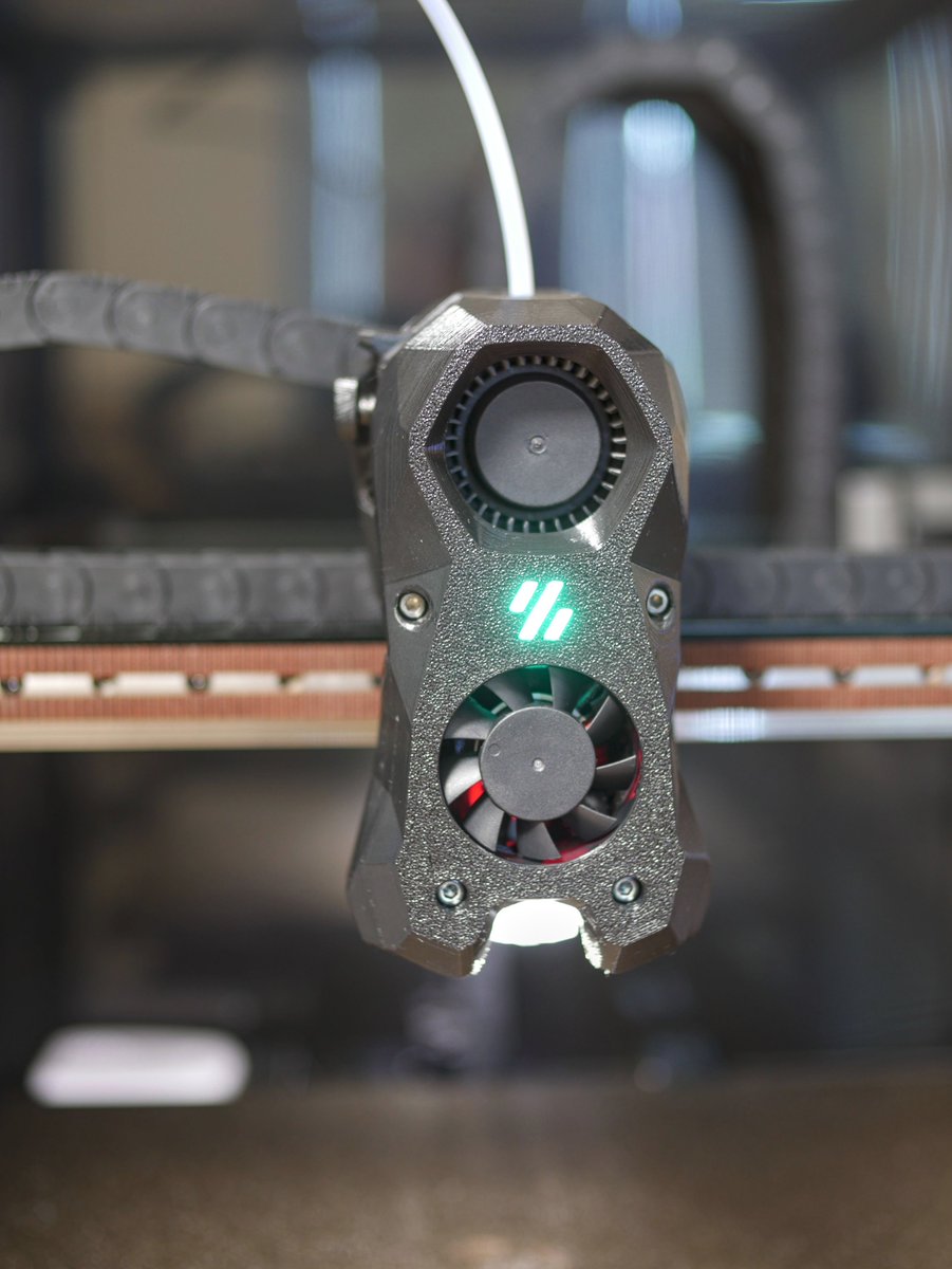 OpenWebdesign's tweet image. Nový StealthBurner. Zatím se jedná o betu. Hlava má osvětlení trysky a svítící logo, které barevně odlišuje různé stavy (homing, leveling, printing, cooling atd.) #VORON