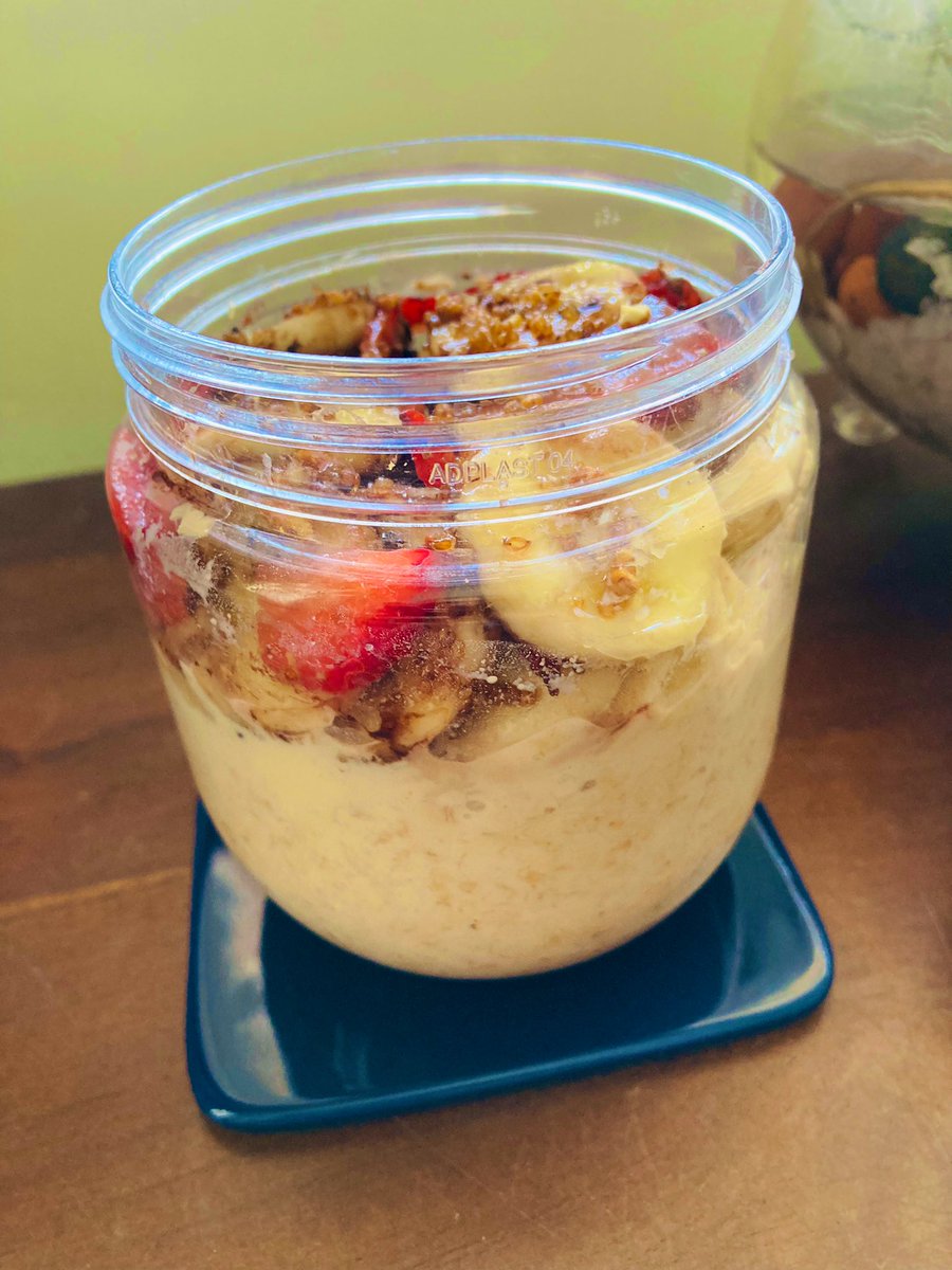 TomesReader's tweet image. #Oatnotes #Oatgloats
Back to life, back to oat reality 
Nanananananana very berry strawberry on mushy oats with them nuts