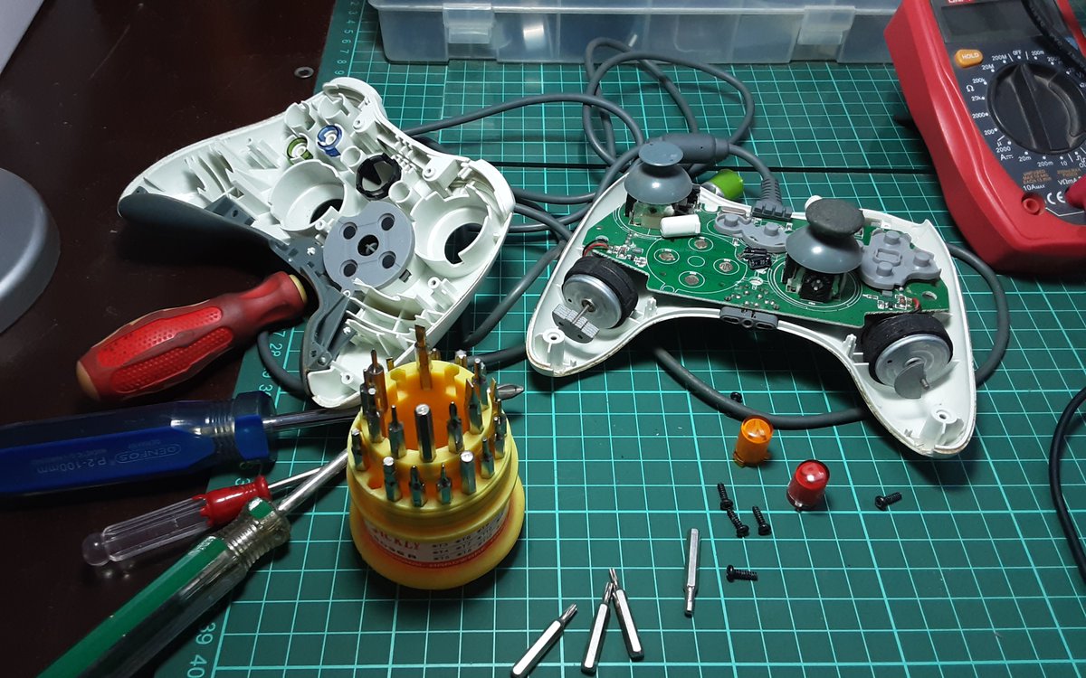 ProgrammerIdiot's tweet photo. I unfortunately haven't done much directly related to gamedev for quite some time 😞........ but I did manage to repair my old controller which perhaps counts as gamedev related maybe🤔
#hibernation_season https://t.co/xqCetj8yoo