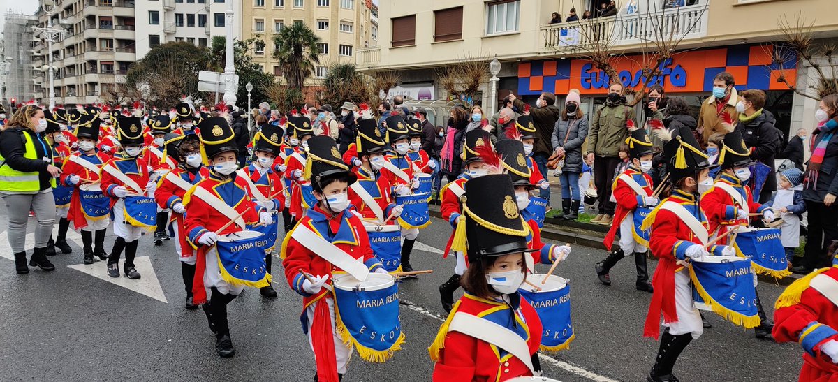 MRE_Eskola's tweet photo. EUS - 🥁Gure ikasleek gaurko haur danborradan danborra jo dute.🥁

ES - ◻️🔷Nuestro alumnado ha participado en la tamborrada infantil.🔷◻️

#haurdanborrada #tamborradainfatil #Tamborrada https://t.co/I6eKNMYlf1