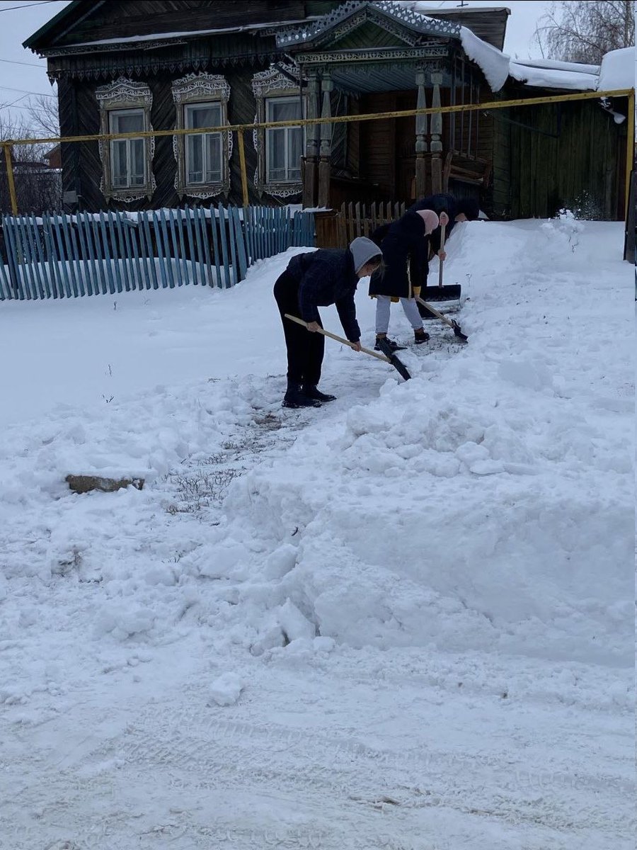#ГБОУСОШВасильевка #Волонтеры Добровольцы волонтерского отряда «Прометей» организовали акцию "Снежный десант", в рамках которой помогали одиноким пенсионерам в уборке снега на придомовых территориях. Ребята вооружились лопатами и добросовестно справились с зимними хлопотами.