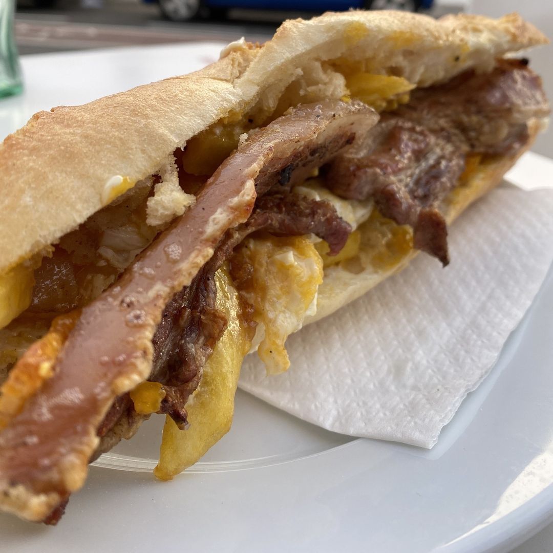 Lo primero y principal oír misa y almorzar......