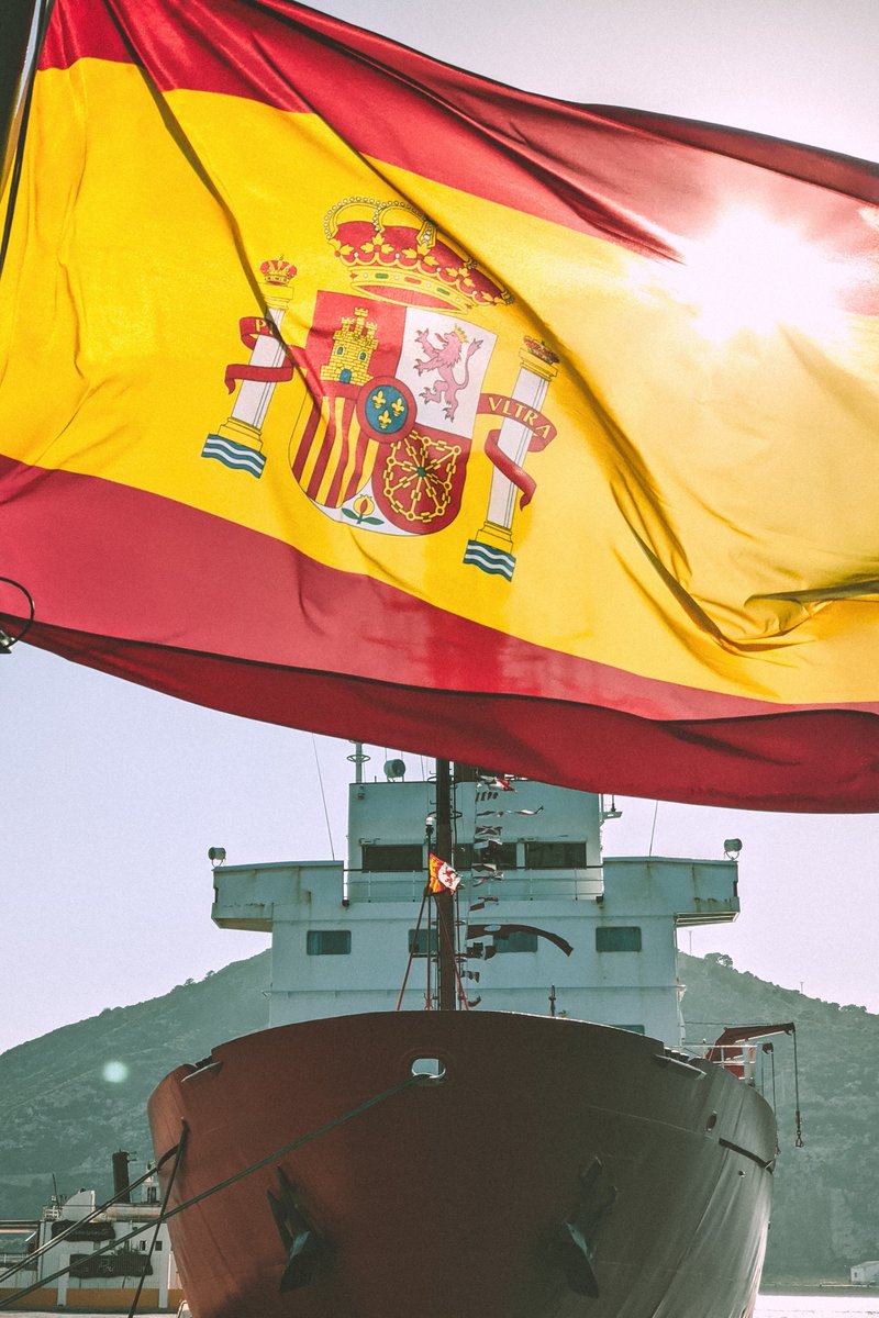 Armada_esp's tweet photo. #BuenosDías 
Bajo el sol que a todos nos ilumina, nuestra #Bandera🇪🇸 nos transmite un impulso renovado para continuar incansables en la #DefensaDeEspañaEnYDesdeLaMar.
¡Feliz #Domingo!
📸 Mro. Jeremy Botas Rivas

#SomosLaArmada🇪🇸⚓️ https://t.co/ArTSrUph9c
