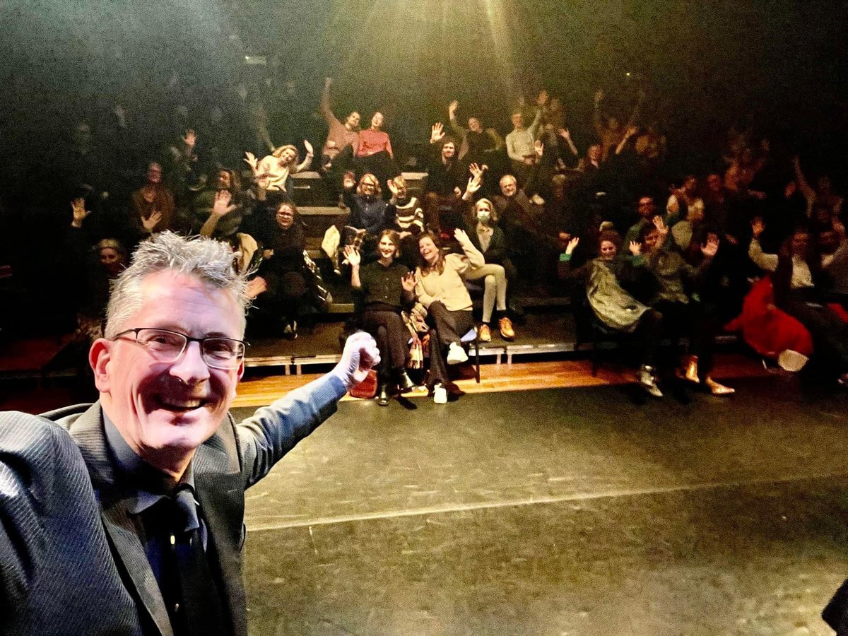 Het is net of het publiek uit een Rembrandt-doek is gestapt. Ik blijf maar kijken naar de zwaaiende handen in het Amsterdams Theaterhuis en het licht dat schijnt tijdens  <a href="/kapsalontheater/">Kapsalontheater</a> #Kapsalontheater