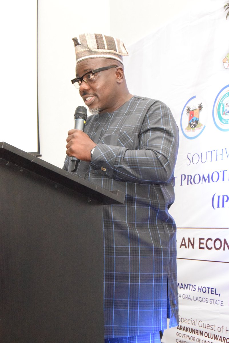 DAWNCommission's tweet photo. The Director General of DAWN Commission, @SeyeOyeleye, making a presentation on "SOUTHWEST AS AN ECONOMIC BLOC FOR INVESTMENT" at the maiden edition of the Southwest Nigeria Investment Promotion Agencies Conference (IPA-1) 2022
Day2...
Thursday, 20th Jan, 2022
#SWIPA1
#ipa1 https://t.co/3SdVvQ8Lxn