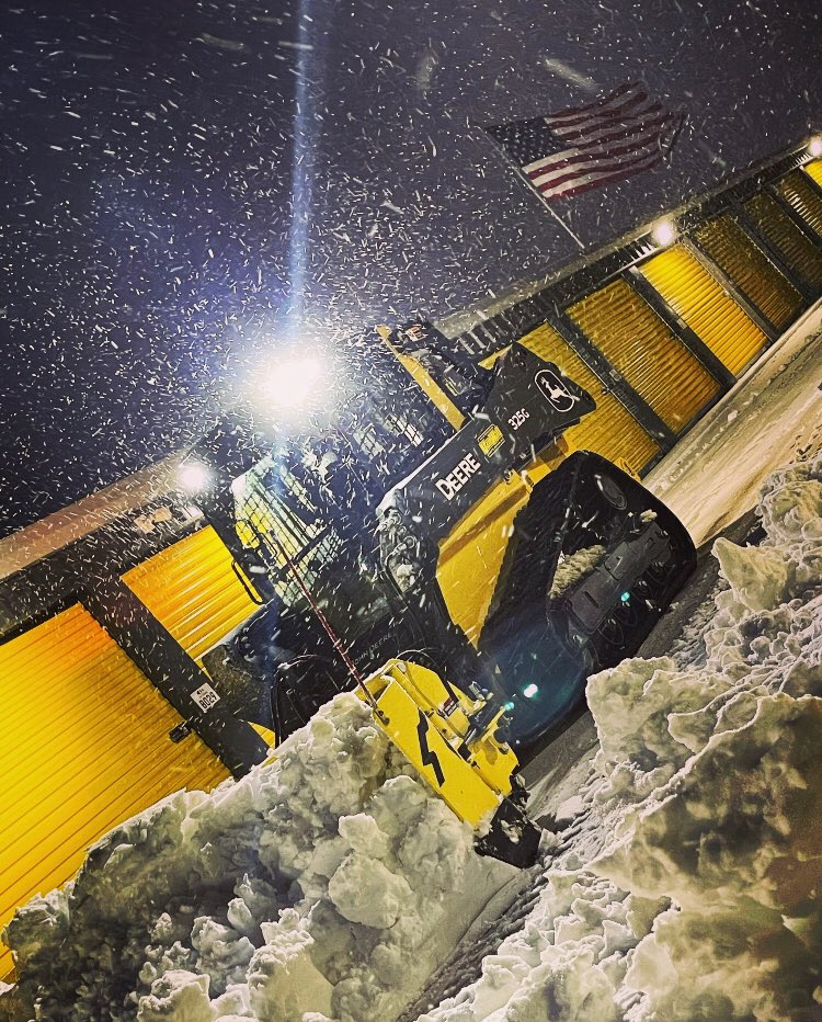 JohnDeere's tweet photo. There are two kinds of people in the world. Those who hate snow and…
(📷: Spencer E) https://t.co/jBOp77LW8N