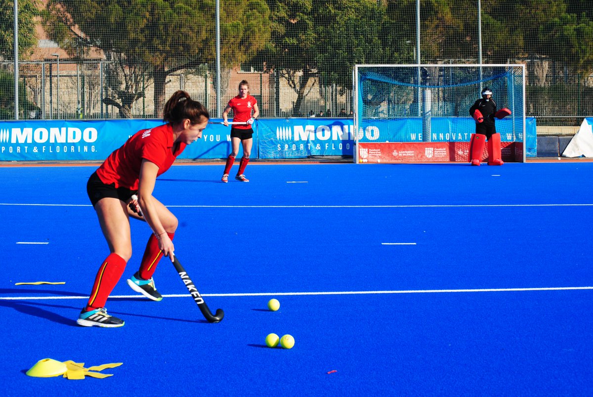 🏑 Delighted to see the @BELRedPanthers 🐆🇧🇪training at the <a href="/FHCV/">FHCV Hockey</a> facilities on Valencia for their winter training camp 🏑 we really hope you enjoy your stay @hockeybe 

#hockey #WinterCamp