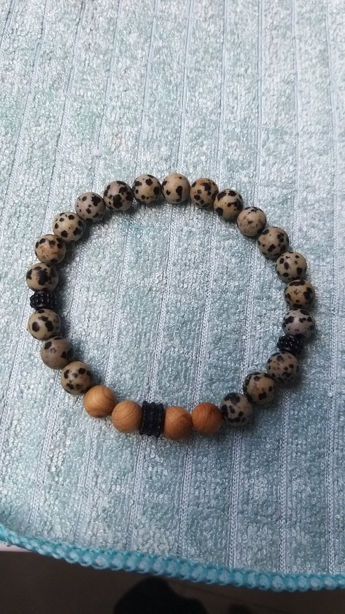 Dalmaçyalı jasper ve sandal ağaci 
🌲🌲🌲🌲🌲🌲🌲🌲🌲🌲🌲🌲
Güç ve cesaret verir
Sindirim ve safra sistemi üzerinde olumlu etkileri vardır
Sakinleştirici ve yatıştırıcı özelliği vardır