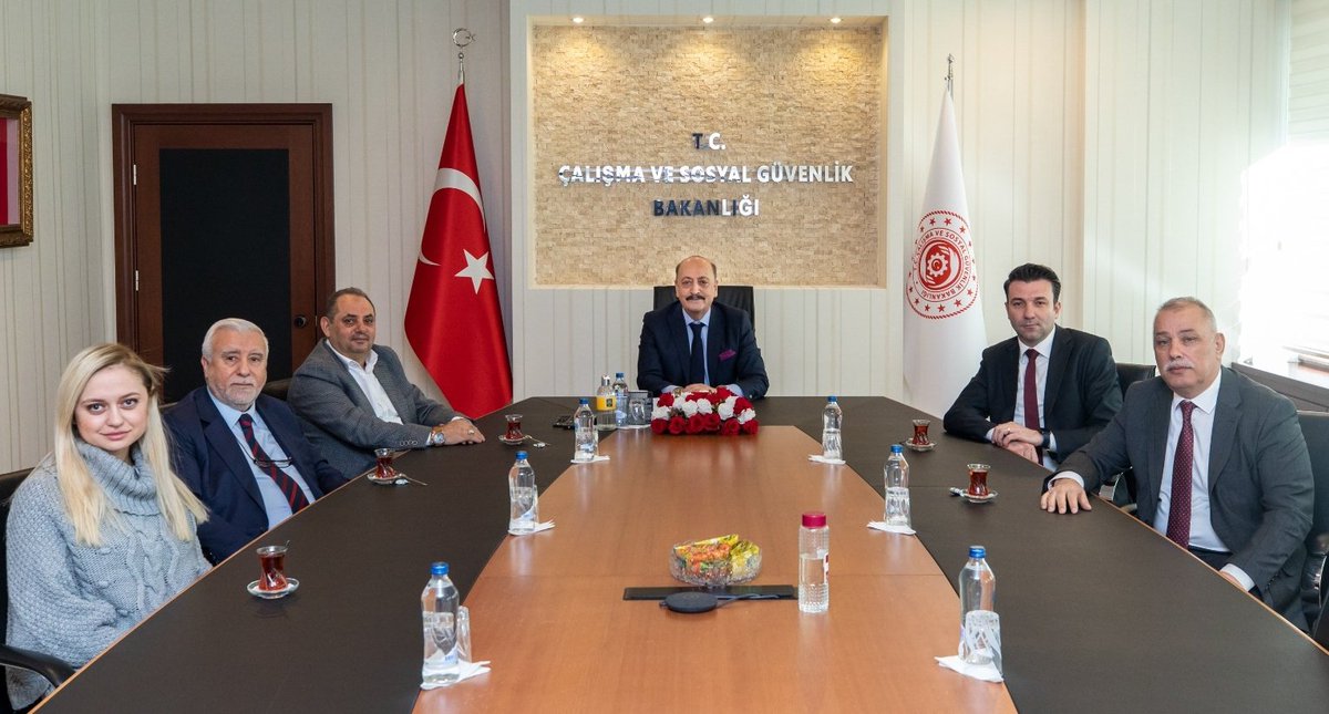 Çalışma ve Sosyal Güvenlik Bakanı Sn Vedat Bilgin'i Genel Yönetim Kurulumuzla makamında ziyaret ettik. Çalışma hayatında yapılan düzenlemeler ve ülkemiz ekonomisindeki gelişmeler başta olmak üzere birçok konuda istişarede bulunarak, emekçiler adına beklentilerimizi dile getirdik