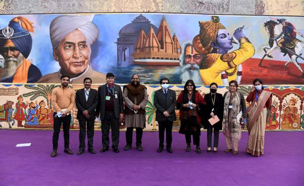 The gigantic and magnificent scrolls created under the unique initiative ‘Kala Kumbh’ installed at Rajpath for #RepublicDay 2022 celebrations. <a href="/secycultureGOI/">Secretary Culture, India</a> Shri Govind Mohan today visited Rajpath &amp; inspected the installations. #AmritMahotsav 
Read here: pib.gov.in/PressReleasePa…