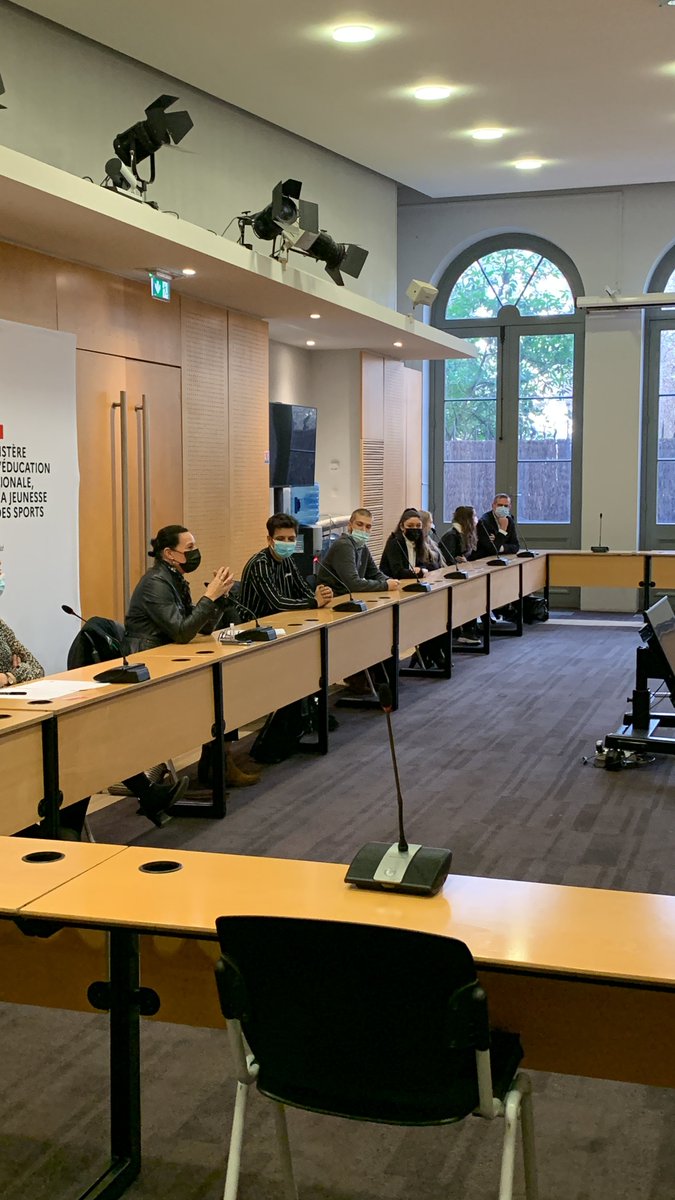 Synergie's tweet photo. Pour illustrer concrètement le fonctionnement du CDII et les effets de « 1 jeune 1 solution », 4 jeunes actifs sont venus témoigner au Ministère de la Jeunesse et de l’Engagement, de leur expérience professionnelle. https://t.co/2jKU3Ndha5