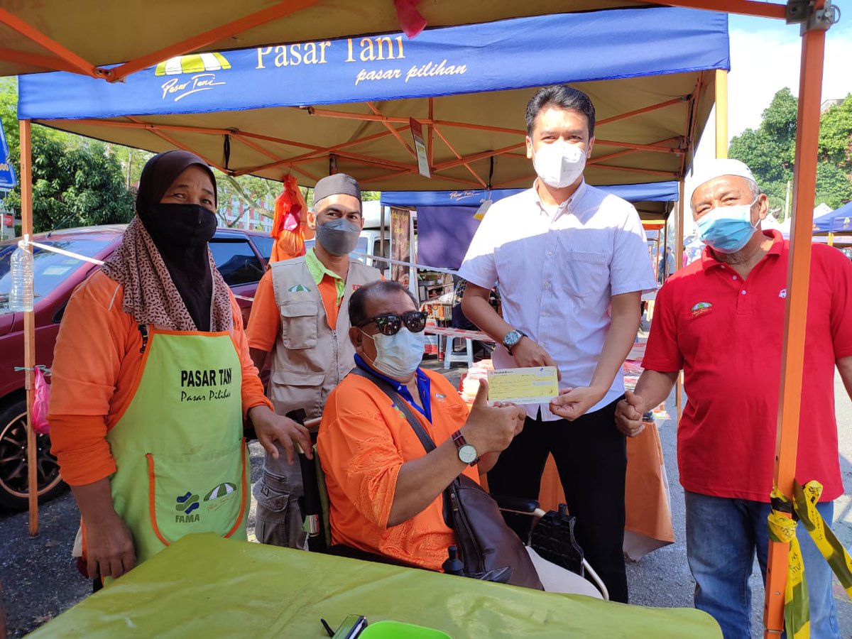 SyuxRahim's tweet photo. Program sumbangan bantuan kepada peserta- peserta pasar tani Sekyen 17, Petaling Jaya daripada AJK Pasar Tani Negeri Selangor bersama FAMA Negeri Selangor / Pejabat FAMA Daerah Petaling.
#bantupetanitempatan
#PatuhiSopCovid19 
#pasartaniseksyen17 https://t.co/CXkVO8bhj6
