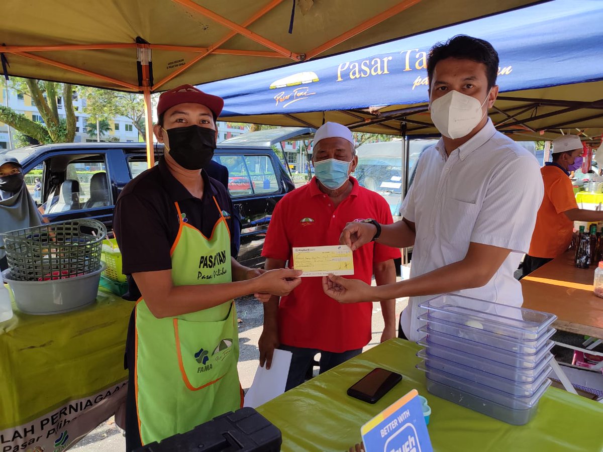 SyuxRahim's tweet photo. Program sumbangan bantuan kepada peserta- peserta pasar tani Sekyen 17, Petaling Jaya daripada AJK Pasar Tani Negeri Selangor bersama FAMA Negeri Selangor / Pejabat FAMA Daerah Petaling.
#bantupetanitempatan
#PatuhiSopCovid19 
#pasartaniseksyen17 https://t.co/CXkVO8bhj6