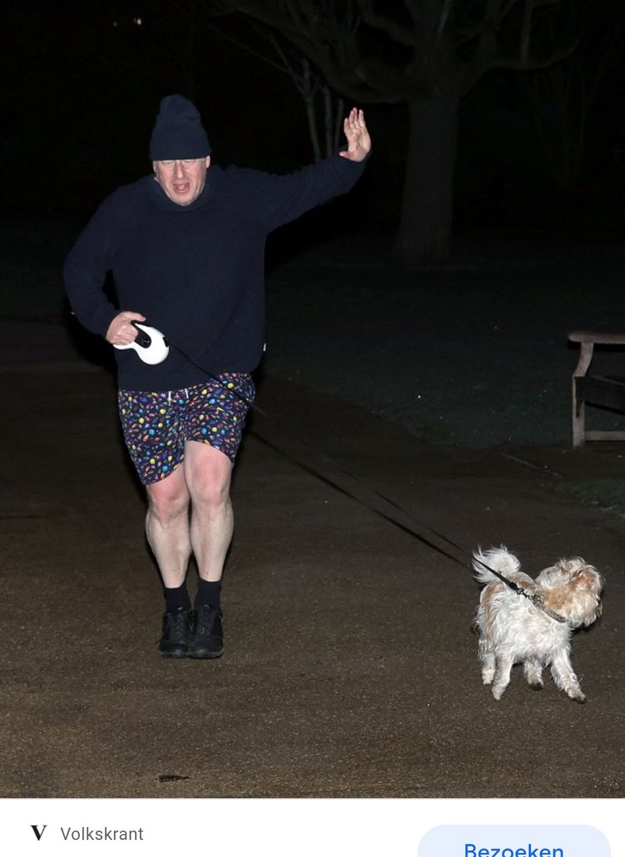 Begohart's tweet photo. Ik lees #Churchill en de Blitz en af en toe denk ik dat het over #Boris Johnson gaat. Bij de foto van Johnson in de #Volkskrant: 'C kon, gekleed in een rode kamerjas, een helm op het hoofd en met aan zijn voeten pantoffels die van pompons waren voorzien, door de gangen wandelen.' https://t.co/xmdja620YM