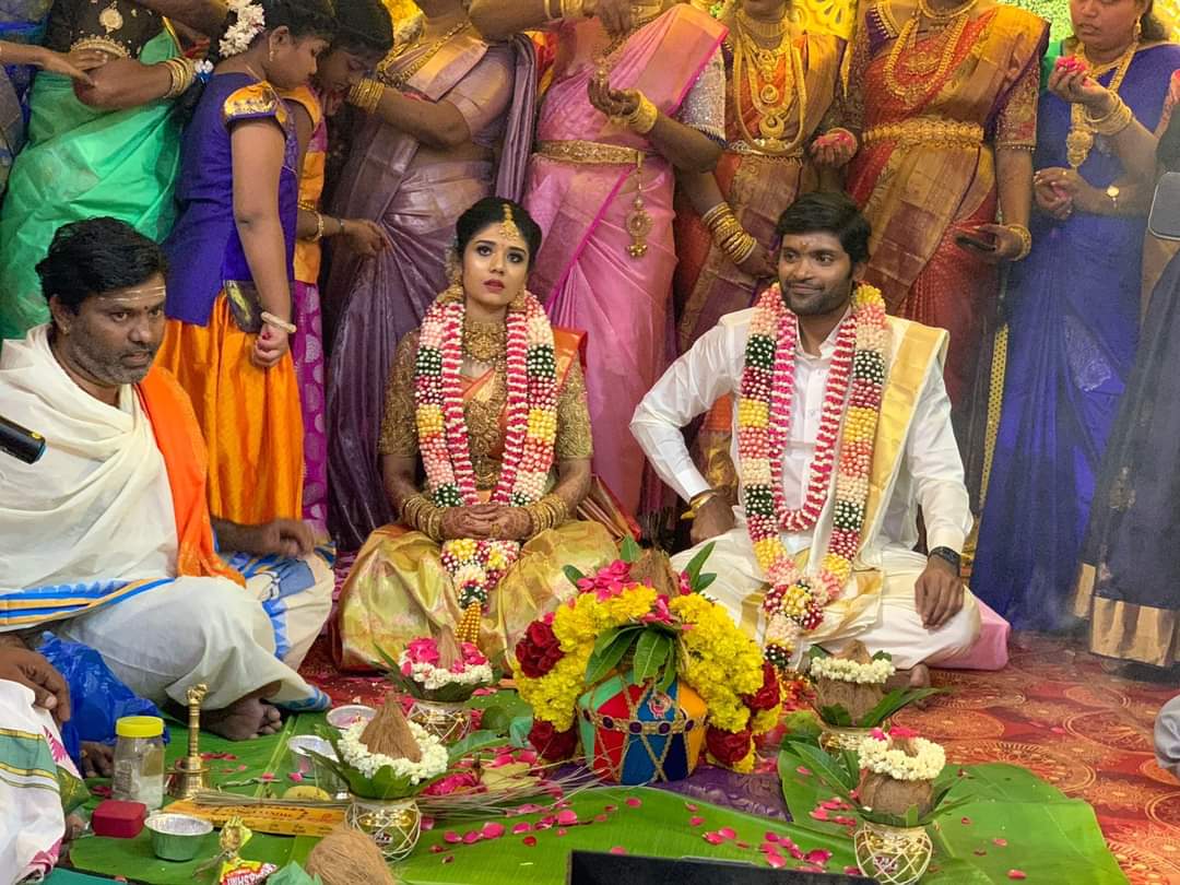 Wedding Pic of Actor Vetri ( 8Thottakkal / Jiivi ) Fame 

Happy Married Life Bro 💐🎂