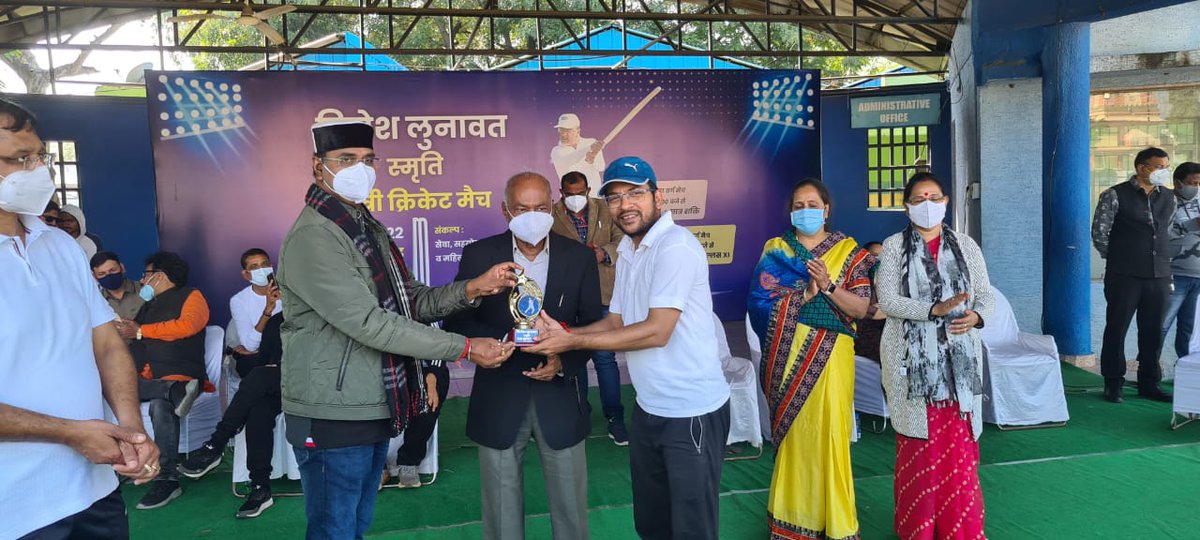 स्व. विजेश लुनावत स्मृति मैत्री क्रिकेट मैच में उपस्थित होकर खिलाड़ियों का उत्साहवर्धन किया।
इस अवसर पर <a href="/BJP4MP/">BJP Madhya Pradesh</a> के प्रदेश मंत्री श्री <a href="/RahulKothariBJP/">Rahul Kothari</a>  जी,प्रदेश उपाध्यक्ष श्रीमती <a href="/seemasinghjadon/">Seema Singh</a> जी एवं पूर्व मंत्री श्री <a href="/jayant_malaiya/">Jayant Malaiya</a>  जी उपस्थित रहें।