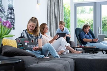 Gem_Cranendonck's tweet photo. @deltafiber start een glasvezelcampagne in Budel-Dorplein, Budel-Schoot, Gastel, Maarheeze en Soerendonk. Als 20% van de inwoners, per kern, ‘ja’ zegt tegen de aanleg van een glasvezelnetwerk en vóór 30 maart 2022 een abonnement afsluit komt er glasvezel. https://t.co/71BqH50Nqx https://t.co/4Xi3mGDEyZ
