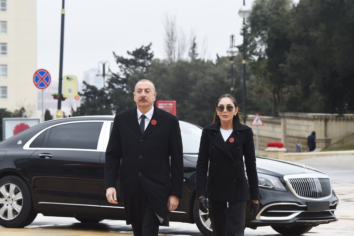 1VicePresident's tweet photo. Prezident İlham Əliyev və birinci xanım Mehriban Əliyeva 20 Yanvar faciəsinin 32-ci ildönümü ilə əlaqədar Şəhidlər xiyabanını ziyarət ediblər 

https://t.co/NcI3oSi4w1 https://t.co/iwRC2DrL3E