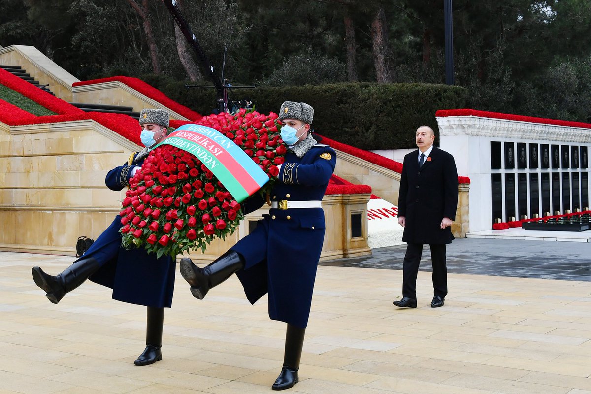 1VicePresident's tweet photo. Prezident İlham Əliyev və birinci xanım Mehriban Əliyeva 20 Yanvar faciəsinin 32-ci ildönümü ilə əlaqədar Şəhidlər xiyabanını ziyarət ediblər 

https://t.co/NcI3oSi4w1 https://t.co/iwRC2DrL3E