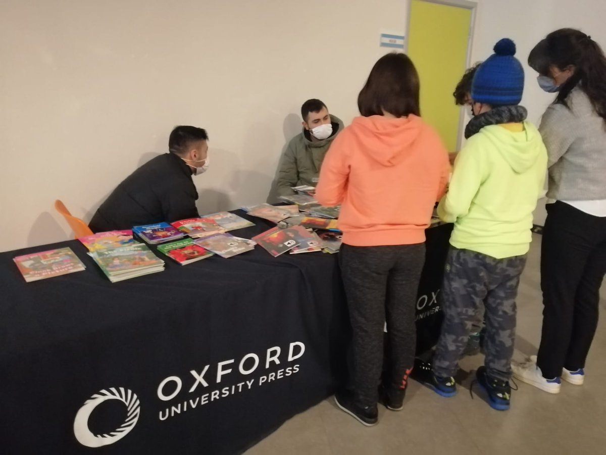 tarhanmaltepe's tweet photo. Anaokulu, ilkokul ve ortaokul öğrencilerimiz okulumuzda açılan İngilizce kitap standını ziyaret ederek tatilde okumak ve sonrasında Oxford Big Read yarışmasına katılım sağlamak için serbest okuma kitaplarını seçtiler. #YönderMaltepeOkulları #KitapOkuma #İngilizceKitapOkuma https://t.co/v3h4Fu6noM