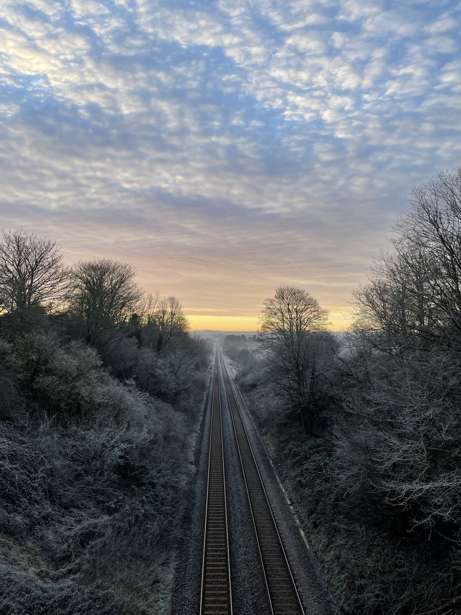 AtmosConsulting's tweet photo. A beautiful winter sunrise greets our ecological consultant @JessHosier to start her day undertaking ecologic checks and supervision in Shrewsbury. https://t.co/NsqhD1xqjs