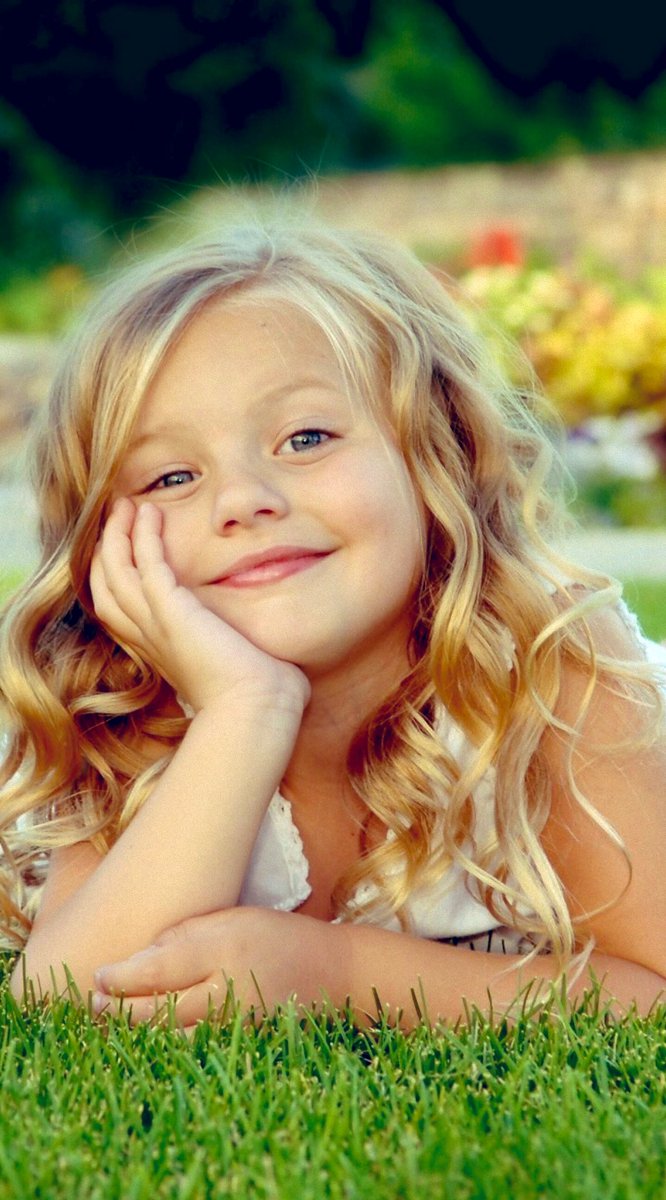 семилетняя девочка. называю девушку маленькая. называю девушку маленькая. называю девушку маленькая. красивые детки.