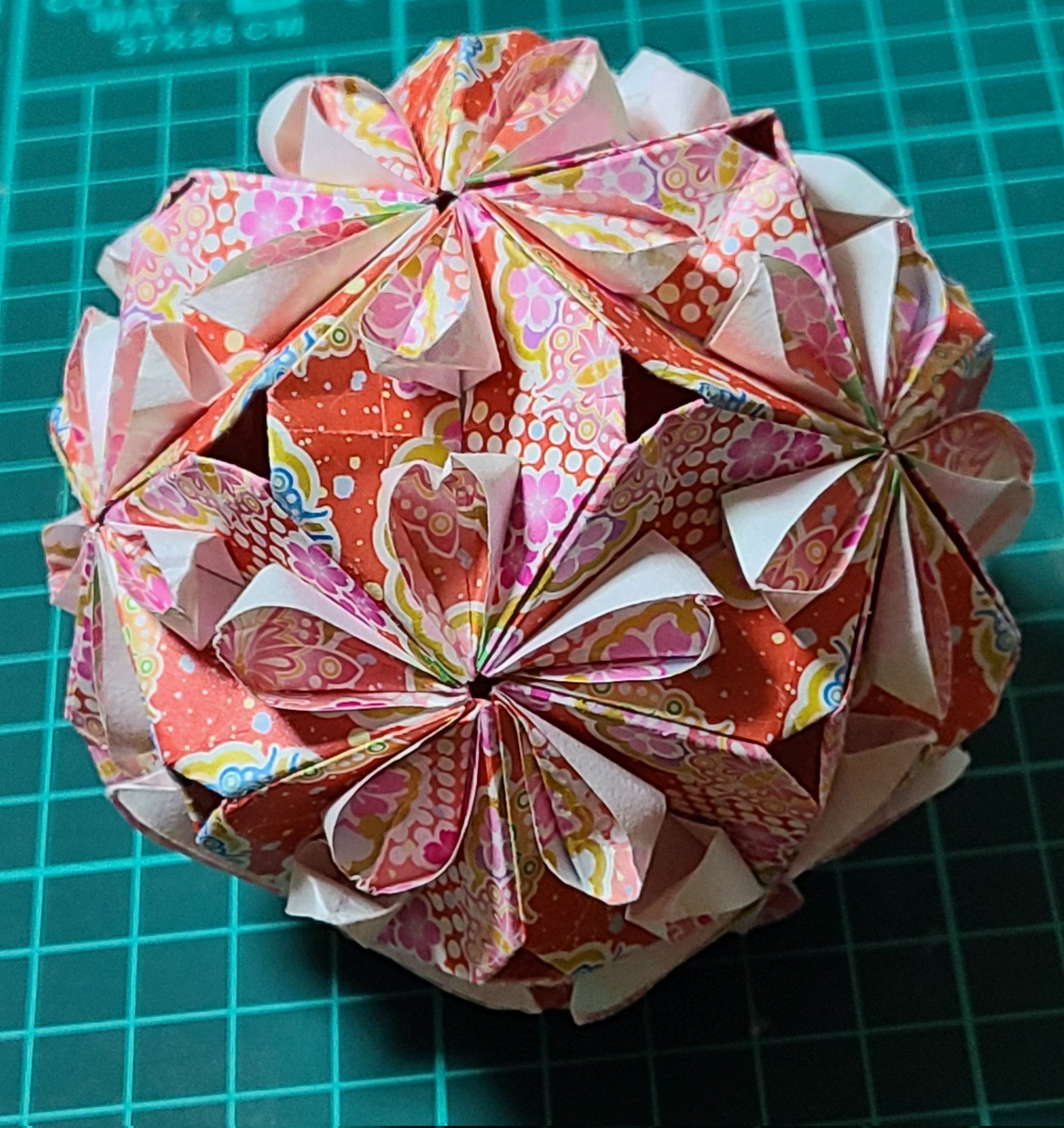 アルル つがわみおさん シンプルペタル Yuiさんのが可愛かったので作っちゃいました つがわみお くすだま くす玉 かならず作れる美しいユニット折り紙 T Co Qpptewdt62 Twitter