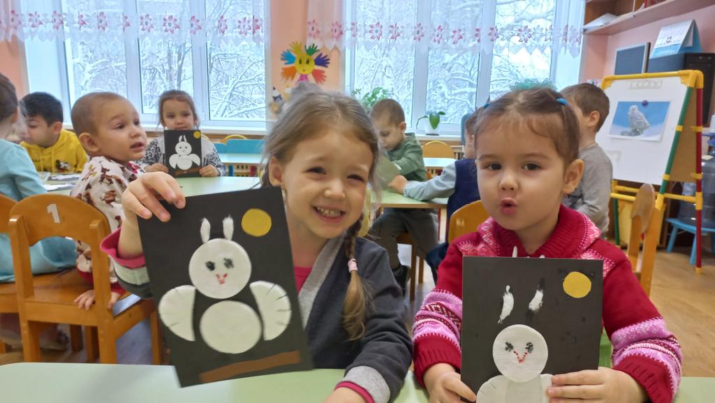 Познакомились с полярной совой и сделали аппликацию из ватных дисков.