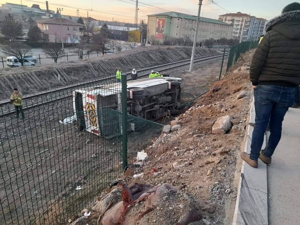 isigmeclisi's tweet photo. Hasan Taplaktepe..
42 yaşında..
Kırıkkale'de (dün) işçi servis midibüsünün tren yoluna devrilmesi sonucu ağır yaralanmıştı, hastanede hayatını kaybetti..
Delice Derekışla Köyü'nden.. https://t.co/aodzvMGefx