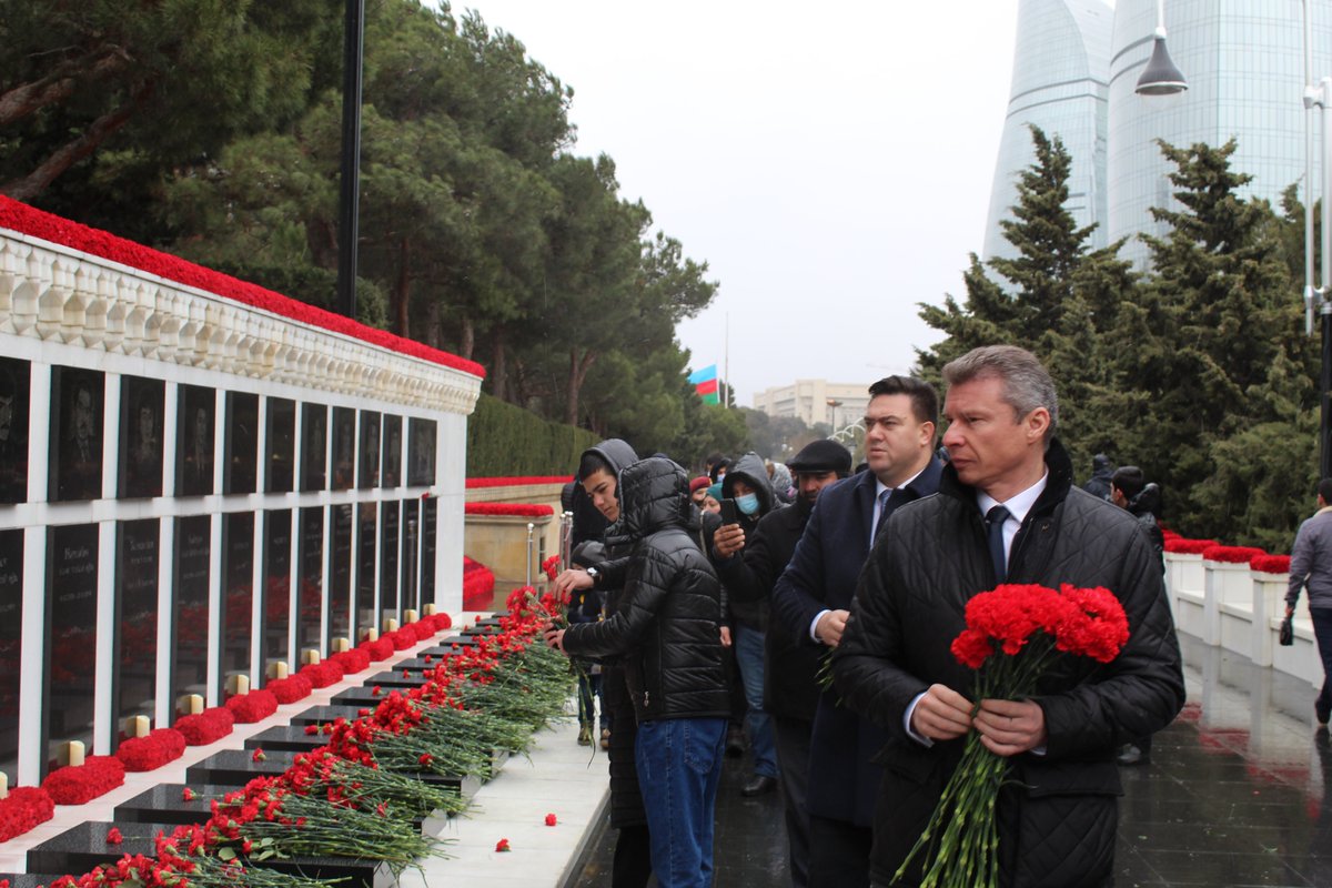 V_Kanevskyi's tweet photo. Hər il yanvarın 20-də azərbaycanlılar Şəhidlər xiyabanını ziyarət edərək, Sovet qoşunları tərəf-dən etirazların qanlı yatırılması zamanı həlak olmuş Müstəqillik hərəkatının qəhrəm-rının xatirəsini yad edirlər.
🇺🇦🇦🇿xalqının acısına şərikdir. 
Unutmadıq. 
@AzerbaijanMFA
#20Yanvar https://t.co/Q9zaO02Gri