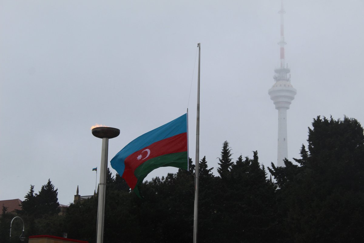 V_Kanevskyi's tweet photo. Hər il yanvarın 20-də azərbaycanlılar Şəhidlər xiyabanını ziyarət edərək, Sovet qoşunları tərəf-dən etirazların qanlı yatırılması zamanı həlak olmuş Müstəqillik hərəkatının qəhrəm-rının xatirəsini yad edirlər.
🇺🇦🇦🇿xalqının acısına şərikdir. 
Unutmadıq. 
@AzerbaijanMFA
#20Yanvar https://t.co/Q9zaO02Gri