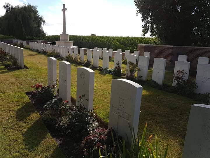 BBTLLP's tweet photo. #PicOfTheDay Another off the beaten track stop, #Ruisseau #Farm @CWGC #Cemetery #WestVlaanderen #Belgium. Located just west of #Langemark, 82 men now stand easy here.The farm was originally taken by the #French and #GuardsDivision in late 1917. #WeWillRememberThem https://t.co/rxOXMt7hLP