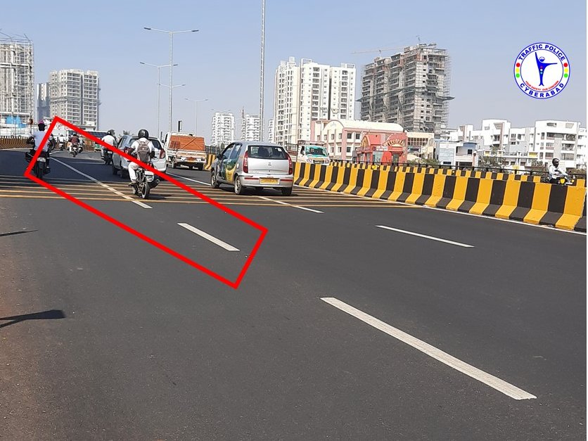 CYBTRAFFIC's tweet photo. What we shouldn't do if road marking changed from broken line to Solid line?

#RoadSafety #RoadSafetyCyberabad https://t.co/W7d6lxarmu