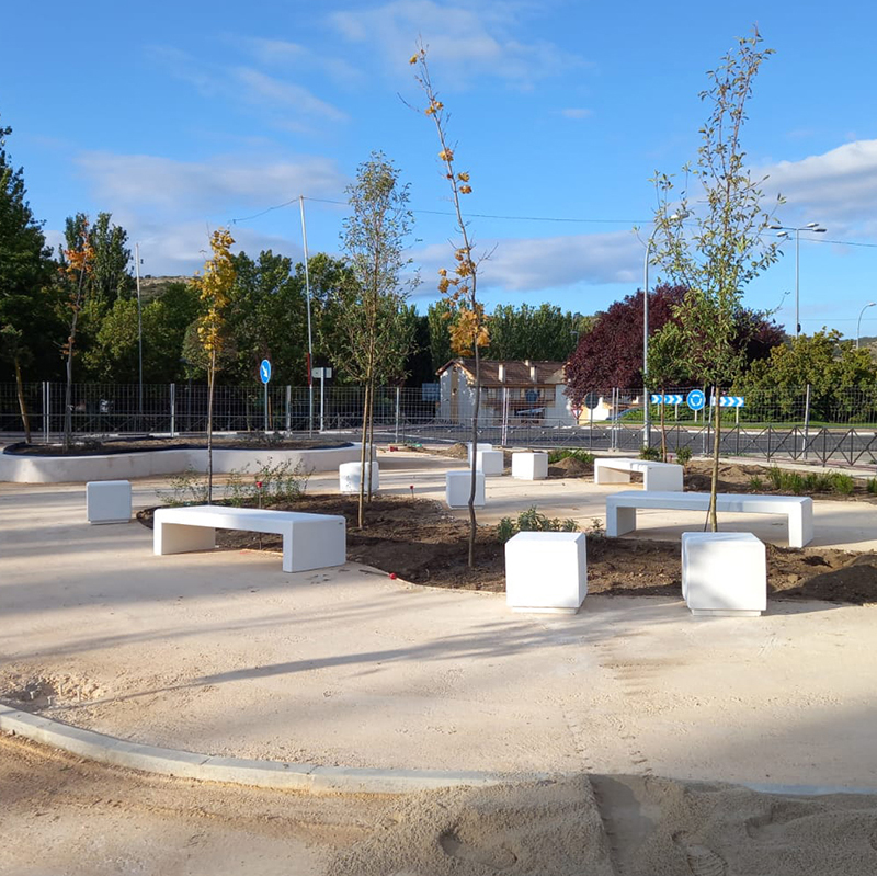 FORJAS_es's tweet photo. Instalados los #bancos de hormigón LIN y CUBE en el municipio madrileño de #Villalbilla. Estos elementos de #mobiliariourbano prefabricados de hormigón de #Forjas, son elementos duraderos y de gran resistencia.

#haciendociudad #urbanequipment #streeturban https://t.co/heawNGVDEH