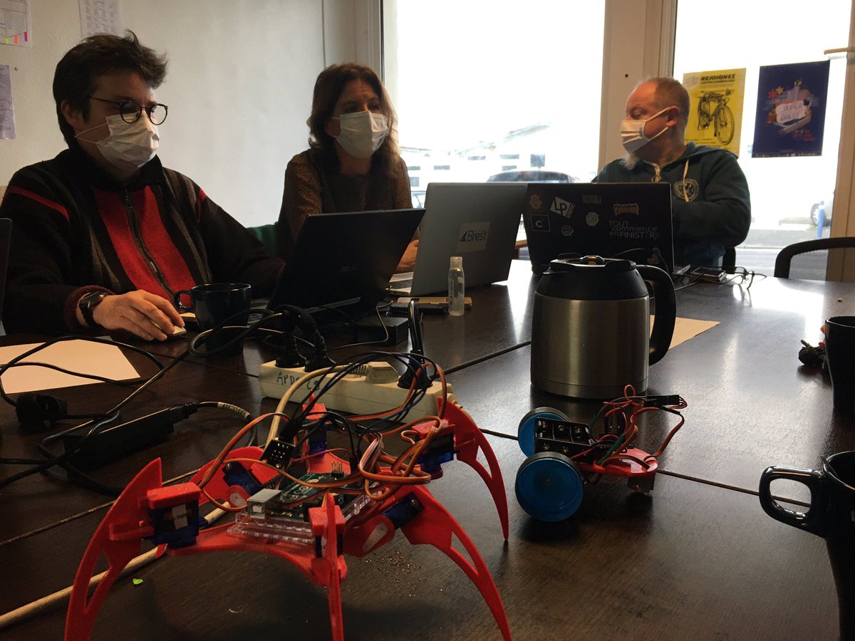 FabDuPonant's tweet photo. Premier #Papifab de 2022 aux Fabriques du Ponant pour la formation continue des #mediateursnumeriques dés structures socio-éducatives de #Brest organisé par @BrestFr @Fababrest animé par @ptitsdebsGO https://t.co/09AhbX5ZEC
