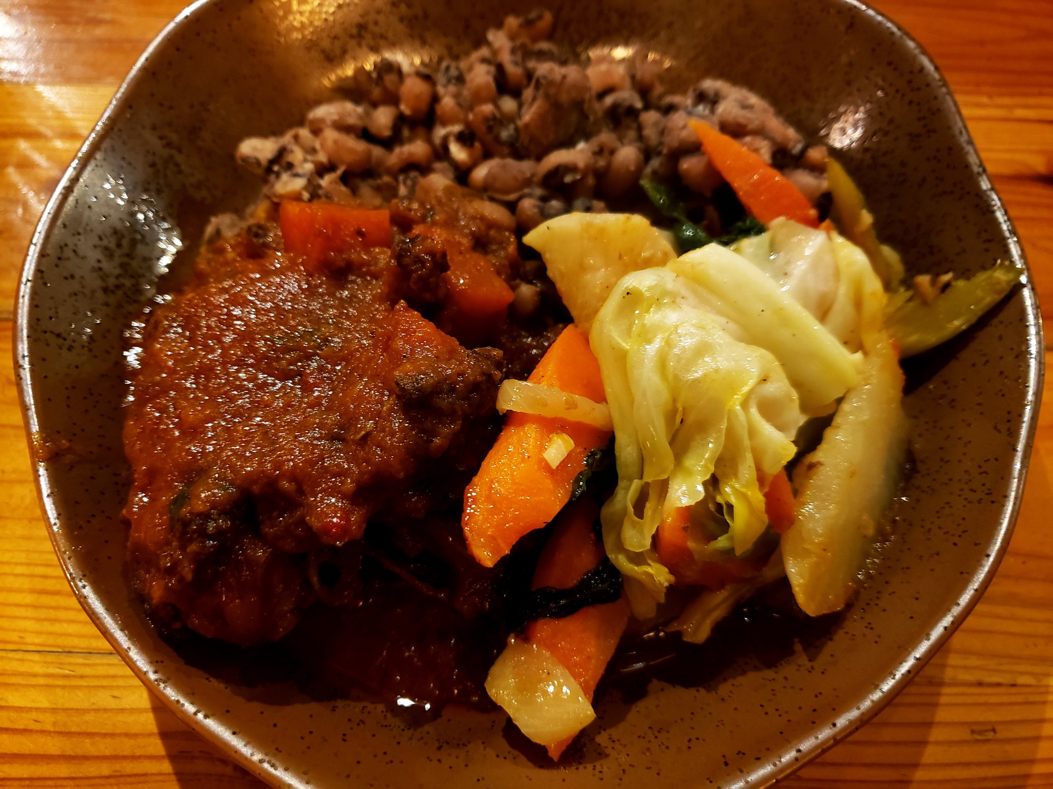 Kazuhiro Negawa 僕は豆と肉の煮込み料理 が大好きだから ブルキナファソの名物ベンガは大好物 トマトソースの酸味が食欲を大いに盛り上げてくれます 浜松町の西アフリカ料理店カラバッシュで食べられます ブルキナファソ アフリカ T Co