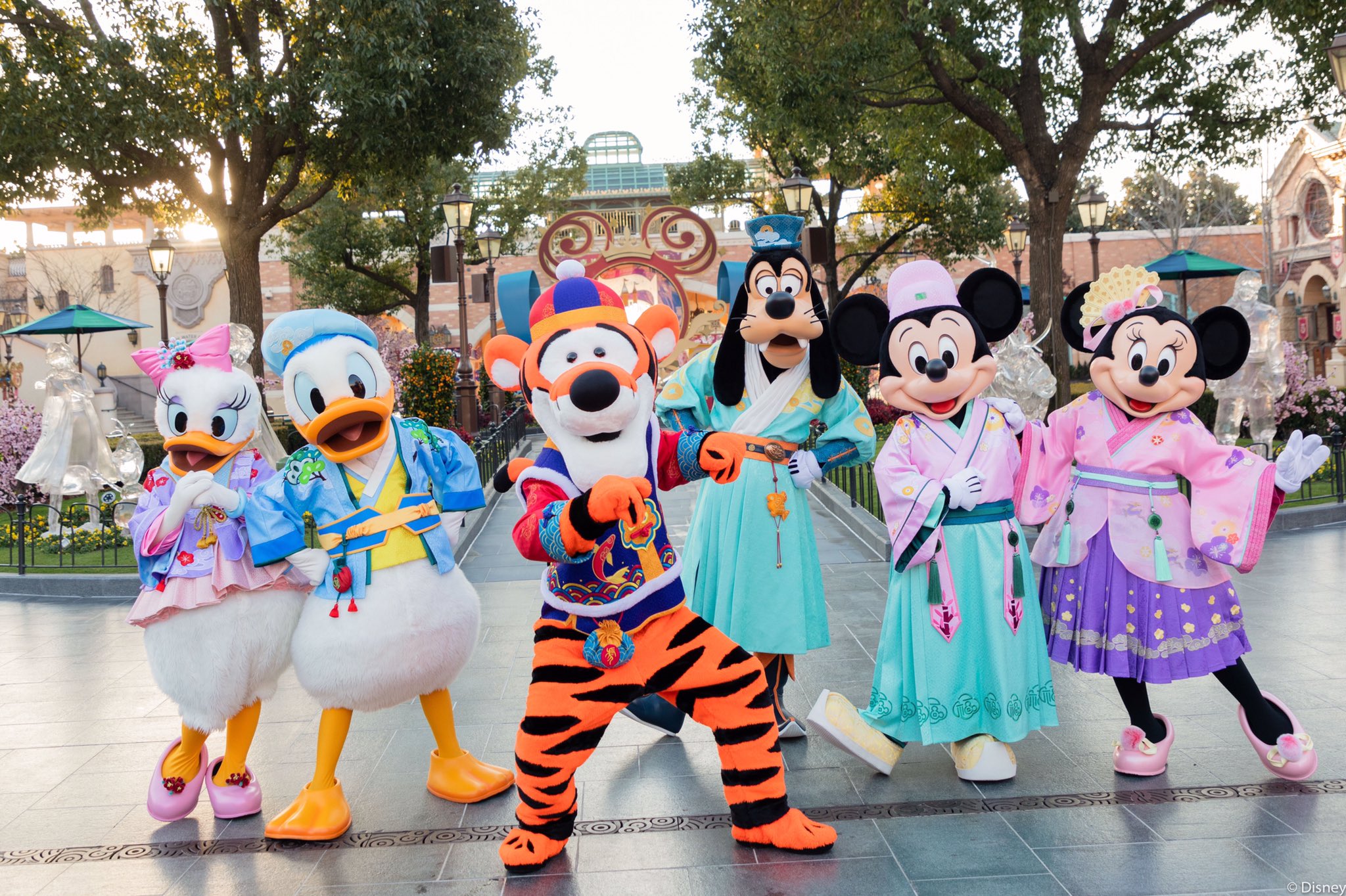 上海ディズニーリゾート 公式 春節イベント ぴょんぴょん飛び跳ねるティガーと一緒に元気いっぱいな寅年を迎えましょう 上海ディズニーランド T Co Idchyh9faa Twitter