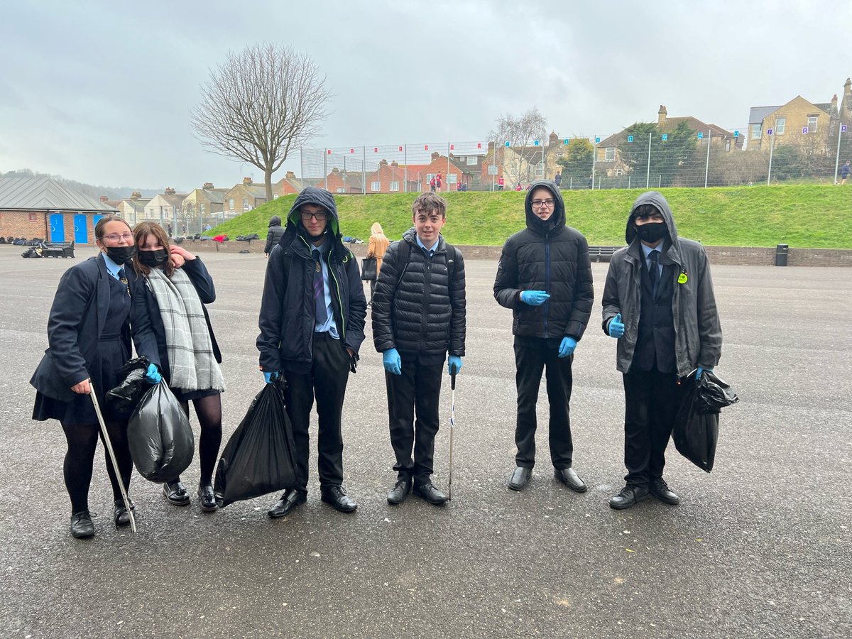 StEdmundsSCH's tweet photo. Our Pupils giving our school community a helping hand!
Thank you and great work in helping our planet 👏⭐👏⭐
#litterpicking #GreenSchool #LitterAction #cleanupthecommunity https://t.co/E5Cbh7VLfc