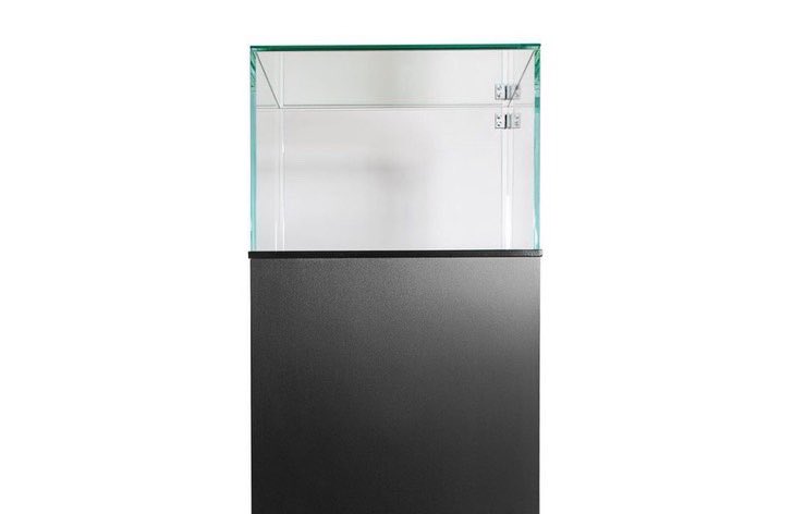 VisonaryDisplay's tweet photo. POSEIDON TOWER: Ideal for standout individual pieces

💡 Lighting - Battery LED
📱 2 USB charging ports
🔑 Full turnkey set up 
🔒 Under showcase lockable storage
🚛 Free delivery included within 50 miles
✨ Cabinet Personalisation
👷‍♂️ Inhouse installation https://t.co/UyDDG979rw