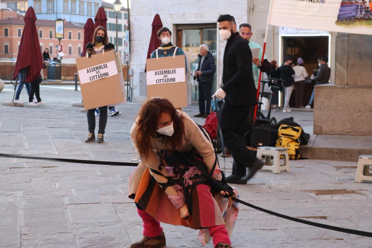 xrpisa's tweet photo. LIBERIAMO LA DEMOCRAZIA!

Siamo tornatə in piazza per chiedere a gran voce l’istituzione di Assemblee Cittadine.
Sabato 15 gennaio lə ribellə toscanə hanno portato un’azione performativa itinerante tra i luoghi fulcro di Pisa: Piazza dei Miracoli, Borgo Largo e Piazza della Pera. https://t.co/BzqjH2MrPn