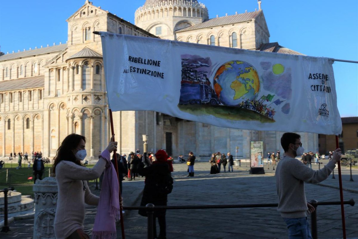 xrpisa's tweet photo. LIBERIAMO LA DEMOCRAZIA!

Siamo tornatə in piazza per chiedere a gran voce l’istituzione di Assemblee Cittadine.
Sabato 15 gennaio lə ribellə toscanə hanno portato un’azione performativa itinerante tra i luoghi fulcro di Pisa: Piazza dei Miracoli, Borgo Largo e Piazza della Pera. https://t.co/BzqjH2MrPn